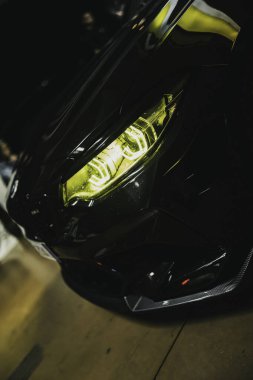 Milan, İtalya, 28 Ekim 2025: siyah spor araba yüksek performanslı far detayı, geceyi aydınlatan, modern otomotiv tasarımı ve lüks performans sergileyen