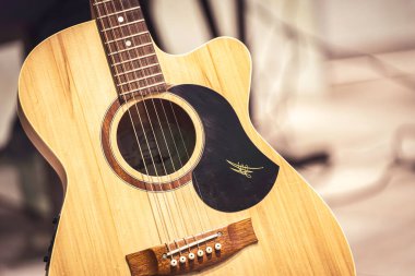 Milan, İtalya, 28 Ekim 2025: Akustik gitar yakın plan, ahşap gövde, ses deliği ve telleri gösteriyor, müzik, işçilik, pratik ve boş zamanları çağrıştırıyor