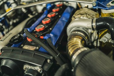 Milan, İtalya, 28 Ekim 2025: yüksek ayarlı bir otomobil motoru turbo şarj ve performans artırıcı, otomotiv gücünü ve mühendisliği simgeliyor.