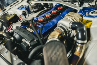 Milan, İtalya, 28 Ekim 2025: turboşarjlı jdm motor bölümü yüksek performanslı bileşenler, cilalanmış boru, interfriksiyon ve yarış-hazır donanım ile dolu