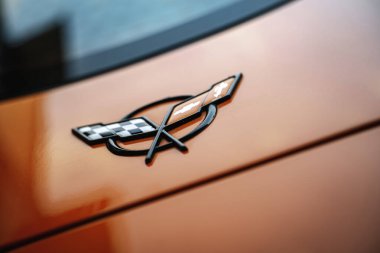 Milan, İtalya 28 Ekim 2025: Parlak kırmızı gövde üzerinde Chevrolet Corvette c5 amblemi, yakın plan krom logo, performans mirası ve ikonik Amerikan spor araba tasarımı.