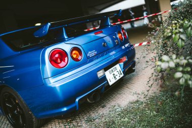 Milan, İtalya 28 Ekim 2025: Mavi nissan silueti gt-r r34 arka üç çeyrek çekim JDM ayarlama, performans ipuçları, ikonik spoiler ve spor duruş, Japon araba kültürü