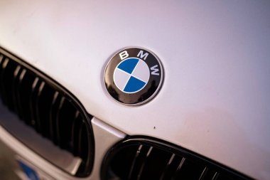 Milan, İtalya, 28 Ekim 2025. Metalik gümüş kapüşonlu yuvarlak başlıklı, yakın plan ikonik böbrek ızgaralı, lüks ve hassasiyeti sembolize ediyor.