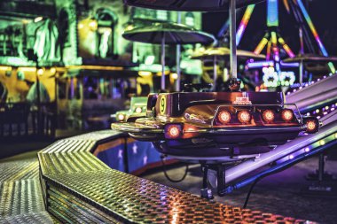 Milan, İtalya, 27 Ekim 2025: Gece lunapark gezintisi renkli ışıklı ışıklar ve canlı panayır gösterileri ile neşeli, parlayan enerji yaratıyor.