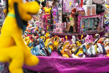 Milan, İtalya, 27 Ekim 2025: Oyun ödüllü tezgah çok sayıda canlı kuğu heykelcikleri, pelüş eklentiler ve diğer çeşitli oyuncaklar, canlı bir pazar sahnesi yaratıyor.