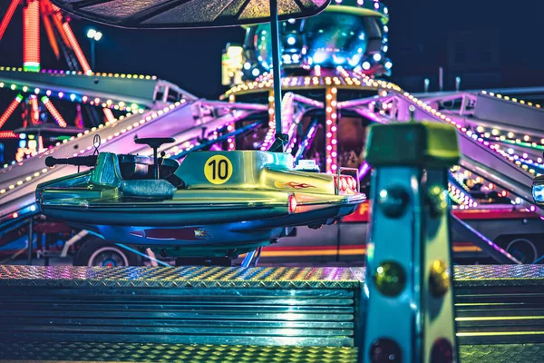 Milan, İtalya, 27 Ekim 2025: Eğlence parkı gezisi, gece parlak neon ışıkları, eğlence arayanlar için canlandırıcı ve nostaljik bir atmosfer yaratır.