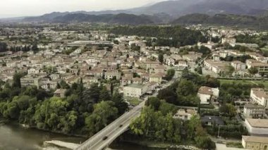 Bassano del grappa, İtalya 20 Kasım 2025: Bassano del grappa şehrinin güzel mimarisi, brenta nehri ve çevreleyen yeşil dağların hava görüntüleri.