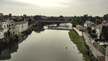 Bassano del grappa, İtalya 20 Kasım 2025: Bassano del grappa şehrinin güzel mimarisi, brenta nehri ve çevreleyen yeşil dağların hava görüntüleri.