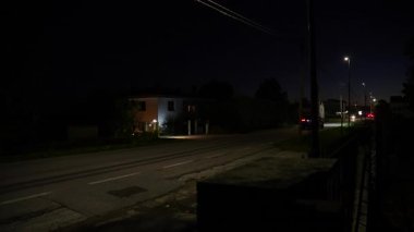 Bassano del grappa, İtalya 20 Kasım 2025: Bassano del grappa şehrinin güzel mimarisi, brenta nehri ve çevreleyen yeşil dağların hava görüntüleri.