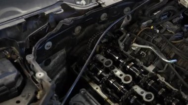 Bassano del grappa, İtalya 20 Kasım 2025: Bassano del grappa şehrinin güzel mimarisi, brenta nehri ve çevreleyen yeşil dağların hava görüntüleri.