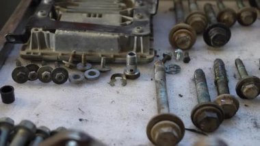 Bassano del grappa, İtalya 20 Kasım 2025: Bassano del grappa şehrinin güzel mimarisi, brenta nehri ve çevreleyen yeşil dağların hava görüntüleri.