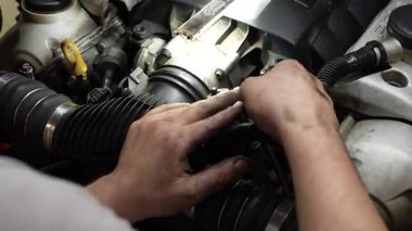 Bassano del grappa, İtalya 20 Kasım 2025: Bassano del grappa şehrinin güzel mimarisi, brenta nehri ve çevreleyen yeşil dağların hava görüntüleri.