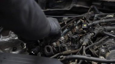 Bassano del grappa, İtalya 20 Kasım 2025: Bassano del grappa şehrinin güzel mimarisi, brenta nehri ve çevreleyen yeşil dağların hava görüntüleri.