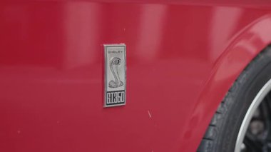 Bassano del grappa, İtalya 20 Kasım 2025: Bassano del grappa şehrinin güzel mimarisi, brenta nehri ve çevreleyen yeşil dağların hava görüntüleri.