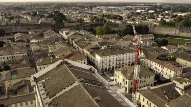 Bassano del grappa, İtalya 20 Kasım 2025: Bassano del grappa şehrinin güzel mimarisi, brenta nehri ve çevreleyen yeşil dağların hava görüntüleri.