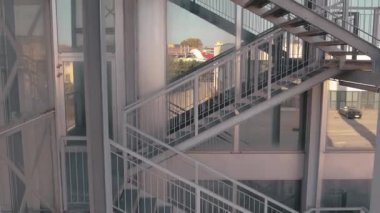 Bassano del grappa, İtalya 20 Kasım 2025: Bassano del grappa şehrinin güzel mimarisi, brenta nehri ve çevreleyen yeşil dağların hava görüntüleri.