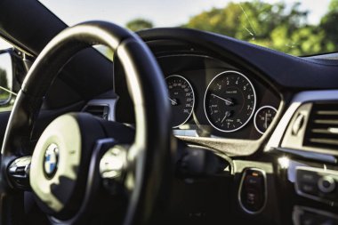 Vo, italyan 28 Ekim 2025: bmw araba içi, modern ulaşım ve lüks sürücüyü temsil eden gösterge paneli, hız göstergesi ve direksiyonu gösteriyor