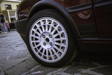 Vo, italyan 28 Ekim 2025 klasik hız çizgisi Corsa alaşımlı tekerlek antika arabada iyi yıl lastiği, kırmızı damgalama, kırsal kaldırıma yakın çekim