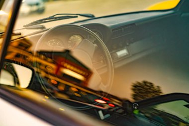 Vo, italyan 28 Ekim 2025: gösterge paneli, direksiyon ve göstergeleriyle Porsche klasik iç mekan, şehir ışıklarının ön cam yansımaları ve bokeh gece manzarası