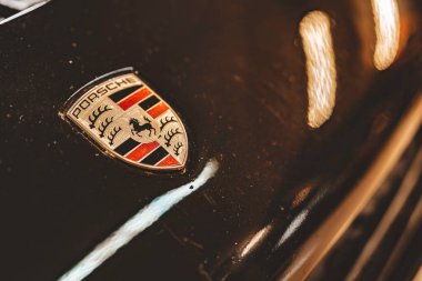 Roma, İtalya, 20 Kasım 2025: Porsche amblemi performans otomobilinde, sergilenen otomotiv mirası ve klasik tarz. Alman spor arabasının detaylarını yakalıyorum.