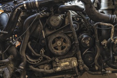 Roma, İtalya, 20 Kasım 2025: Kemerleri, makara ve hortumları kirli, otomotiv onarımı, bakım ve mühendislik kullanımı için ayrıntılı yakın çekim.