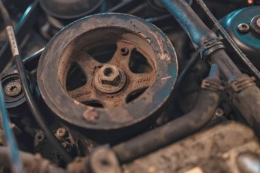 Roma, 20 Kasım 2025: paslanmış araba yedek makarası ve paslanma, yıpranma ve onarım ve bakım gerektiren aşınmış sürücü kemeri.