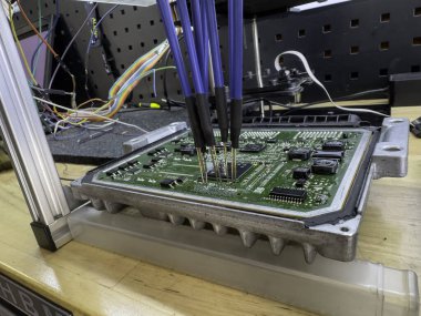 Roma, İtalya, 20 Kasım 2025: programlama ve performans ayarlama için pogo-pin bağlantısı olan eku devre kartı, yakın çekim otomotiv tanılama kavramı