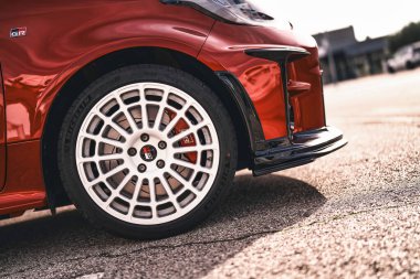 Vo, İtalya 28 Ekim 2025: Toyota gr aris araba yüksek performanslı tekerlek, beyaz daire ve kırmızı fren kalibreli. Otomotiv mühendisliği ve hızına odaklanma