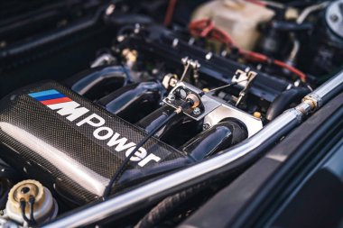 Vo, italyan 28 Ekim 2025: yüksek performanslı bmw m güç motoru karbon fiber bileşenleri içeriyor, otomotiv mühendisliği ve hız ayarları gösteriliyor