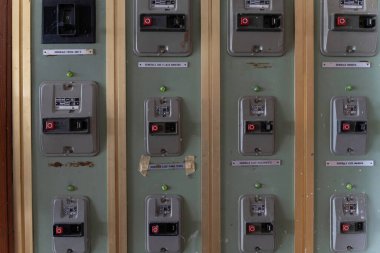 Rovigo, İtalya, 18 Aralık 2025: Elektrik paneli eski devre kesicileri ve güç anahtarlarını gösteriyor, enerji dağılımı ve kontrol kavramı sağlıyor