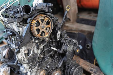 Rovigo, İtalya, 18 Aralık 2025: Araç motoru garajdan çıkarıldı, yağ sızıntıları, kirli parçalar ve bakım sırasında zamanlama kemeri ile yıprandı ve paslandı