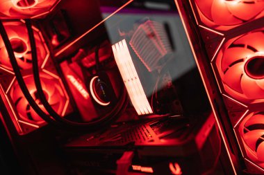 Rovigo, İtalya, 18 Aralık 2025: Yüksek performanslı bilgisayar kurulumu canlı kırmızı rgb ışıklandırma, dijital teknolojiyi yansıtma ve gelişmiş donanım ile iç bileşenleri gösteren