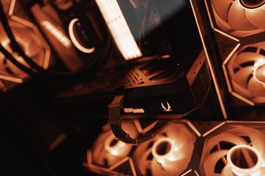 Rovigo, İtalya, 18 Aralık 2025: Yüksek performanslı bilgisayar donanımı. Grafik kartı ve soğutma vantilatörleri parlak kırmızı ışıklarla aydınlatılıyor. Gelişmiş teknoloji gösteriyor.