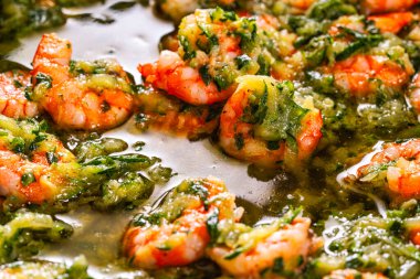 Sarımsak, tereyağı ve maydanozda kaynatılmış karides, canlı bir bitki sosunda parlak karidesler aperatifler için sıcak ve zarif deniz ürünleri yemeği ya da restoran tarzı ana yemek servisi..