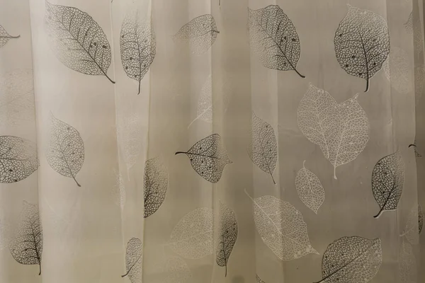 Saf şeffaf kumaş zarif bir iskelet yaprağı deseni içerir, ev dekorasyonu için uygun dekoratif ve havadar bir doku yaratır.