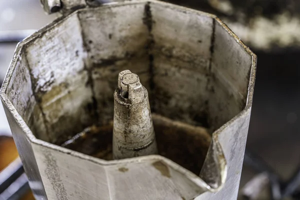 İçi koyu kahve lekeleri ve üst odasında kalıntı olan eskimiş moka demliği günlük İtalyan sobası mayalama, gübre ve otantik sabah ritüelini gösteriyor.