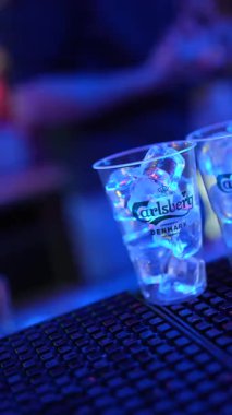 Roma, İtalya, 2 Ocak 2026: Carlsberg bira logosu olan plastik bardakların yakın çekimi, buz küpleriyle dolu ve bir barda servis edilmeyi bekliyor.