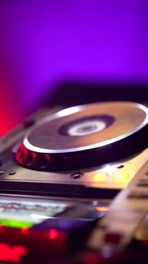 Roma, İtalya 2 Ocak 2026: Parlayan ışıkları olan profesyonel bir DJ kontrolörünün yakın çekimi. Bir gece kulübünde canlı performans sırasında müziği karıştıran ve çizen bir sanatçı.
