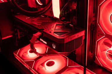 Roma, İtalya 1 Ocak 2026: Zotac gpu ve yüksek performanslı oyun bilgisayarında kırmızı rgb parıltısı olan çift soğutucu fan modern, güçlü donanım sergiliyor