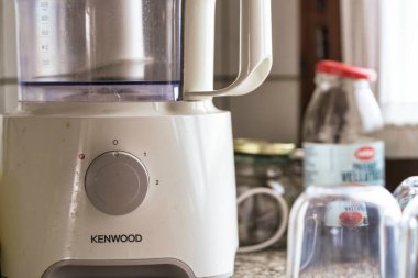 Roma, İtalya, 1 Ocak 2026: Kenwood yemek işlemcisi temiz mutfak tezgahında, modern beyaz alet doğramaya, harmanlamaya ve yemek hazırlamaya hazır.