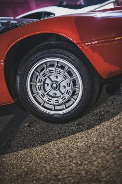 Roma, İtalya, 9 Ocak 2025: Klasik alaşımlı tekerlek, lastik ve ön çamurluk sergilenen eski model süper araba detayı ve stil içeren kırmızı klasik Lamborghini Countach