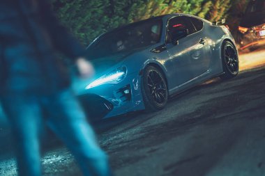 Roma, İtalya, 9 Ocak 2025: Toyota 86 spor araba karanlık bir şehir sokağında, parlak farları açık, hız, performans ve sokak yarışı kültürünü aktarıyor.