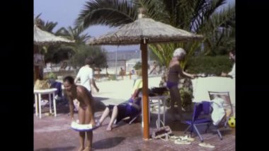 Mallorca, İspanya, Haziran 1978: 1978 'de bir otel havuzunda yüzen ve dinlenen turistlerin arşivlenmiş görüntüleri. Yaz tatilinden özgün sahneler