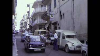 Mallorca, Haziran 1978: İspanya 'da kalabalık bir caddede klasik arabalarla yürüyen insanların otantik arşiv görüntüleri. Balkulak adalarından günlük yaşam sahneleri