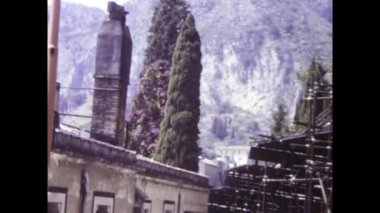 Palermo, İtalya, Haziran 1980: 1980 'lerin otantik arşiv görüntüleri, turistlerin güneşli bir günde Sicilya' da Taormina 'daki Yunan tiyatrosunun tarihi kalıntılarını keşfettiklerini gösteriyor.