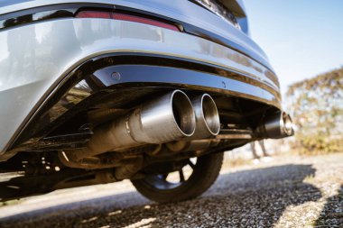 Imola, İtalya 01 Ocak 2026: Parlak krom dörtlü egzoz boruları ile modern performans araba arka tamponu, güç, hız ve stili vurgulayan ayar detayı