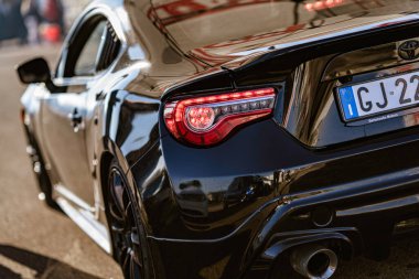Imola, İtalya 01 Ocak 2026: siyah toyota gt86 coupe back view, ışıklandırılmış takip lambası ve spoiler, parlak performans tasarımı ve parlak siyah kaplama