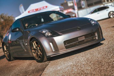 Imola, İtalya 01 Ocak 2026: gri nissan 350 z spor coupe açık hava araba fuarına park edilmiş, özel alaşım tekerlekleri ve dış akort detayları sergileniyor.