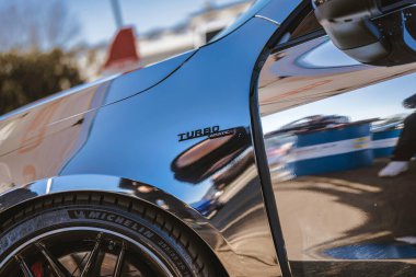 Imola, İtalya 01 Ocak 2026: Turbo 4matic rozetli yansıtıcı krom Mercedes-Benz amper, Michelin lastiği ve gün ışığında parlak tekerlek.