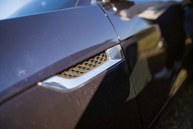 Imola, İtalya 01 Ocak 2026: Krom menfezli koyu gri jaguar tarafı ayrıntı ve parlak, kaliteli otomotiv tasarımıyla gün ışığını yakalayan markalar.